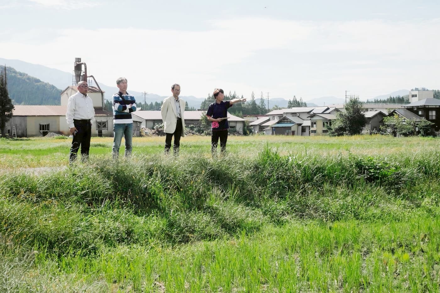 新潟の田園で地域の現場を訪ね、語り合う協同ネットのメンバー