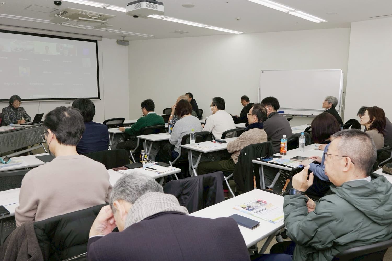 会場参加とオンライン参加を併用して開かれた、にいがた協同集会・学習会の様子